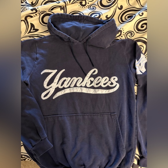 Vintage rare majestic tag
Yankees embroidered 
Front & sleeve logo 
Comfortable - Picture 3 of 9